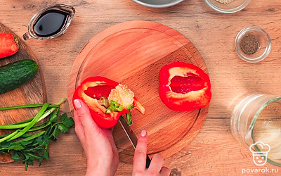 Очистите болгарский перец от семян и перегородок.