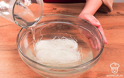 Закипятите воду и залейте фунчозу. Через 6-8 минут откиньте лапшу на дуршлаг и промойте под проточной водой.