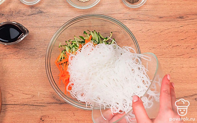 Натрите морковь на терке, нарежьте огурец соломкой. Выложите овощи в глубокую тарелку и добавьте туда фунчозу.