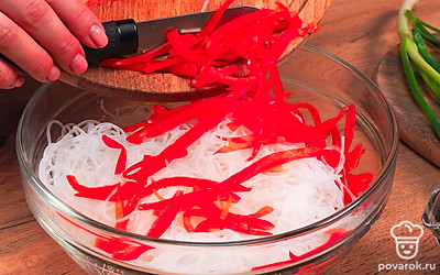 Нарежьте болгарский перец соломкой или небольшими брусками. Выложите в блюдо. Добавьте растительное масло, соевый соус, посолите, поперчите и хорошо перемешайте. Выложите салат на тарелку.