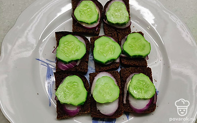 Сверху вложите огурец. 