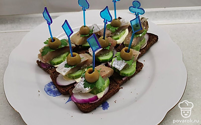 Закусочные канапе готовы. Можно подавать к столу. Приятного аппетита! 