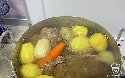 Сварившееся мясо, картофель и морковь вынимаем из бульона. Раскатанную лепешку делим на 4 части и запускаем в бульон, доводим до кипения. Кипятим 2-3 мин.