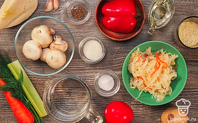 Нашинкуйте свежую капусту. Рис промойте под проточной водой. Лук и морковь почистите. Лук нарежьте мелко, морковь натрите на крупной терке. Из болгарского перца удалите семена и внутренние перегородки, нарежьте его соломкой. Сельдерей мелко порубите. Чеснок очистите от шелухи и пропустите через пресс. Свежую зелень вымойте под холодной водой, стряхните лишнюю жидкость. Крупно порубите. Помидор обдайте кипятком. Снимите с него кожицу. Мякоть мелко нарежьте. Грибы вымойте под проточной водой, обсушите бумажными полотенцами, нарежьте слайсами.