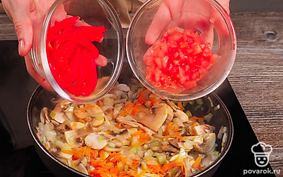 Соедините продукты. Соедините свежую и квашеную капусту и зажарку. Всыпьте рис. Залейте 2 стаканами воды. Накройте сковороду крышкой. Тушите на медленном огне 30 минут.