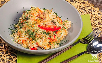 Перед подачей горячий бигус щедро посыпьте свежей измельченной зеленью.