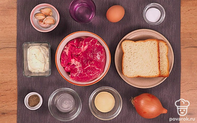 Удобно разложите все ингредиенты. Помойте мясо и промокните его бумажным полотенцем. Очистите лук и чеснок от шелухи.