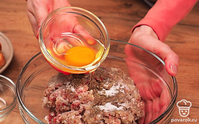 Приготовьте фарш для колбасы. Свинину, лук и чеснок пропустите через мясорубку два раза. Всыпьте соль, перец, разбейте яйцо, перемешайте. Поставьте фарш в холодильник на 1 час. Разведите желатин в 40 мл теплой воды. Соедините с фаршем.