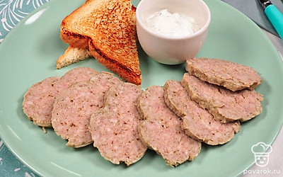 Нарежьте колбасу кольцами, положите на хрустящие тосты, приправьте любимым соусом.