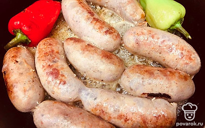 Аккуратно достаньте купаты из воды, обжарьте на сковороде с большим количеством масла, со всех сторон. Чтобы купаты наверняка прожарились, в конце приготовления накройте сковороду крышкой и убавьте огонь. Потомите их еще несколько минут.