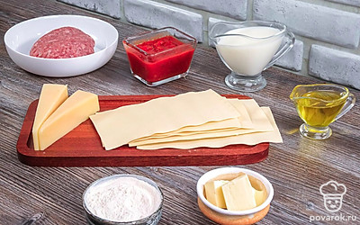 Отмерьте все ингредиенты. Сыр натрите на мелкой или крупной терке. Поставьте духовку разогреваться до 200°С.