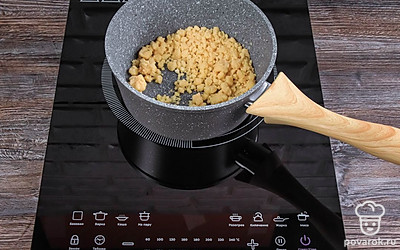 Добавьте муку и перемешайте деревянной лопаткой 1-2 минуты. Мука должна соединиться с топленым маслом и превратиться в золотистую пластичную массу.