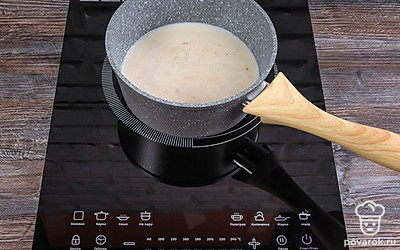 Влейте молоко и перемешивайте до тех пор, пока мука не разойдется. Слегка посолите и поперчите соус. Варите его на маленьком огне 5-7 минут. Бешамель должен немного загустеть. Снимите с огня и остудите. В итоге у вас должен получиться сливочный соус, имеющий консистенцию жидкой сметаны.