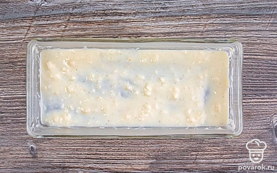 Теперь необходимо собрать лазанью. Форму для запекания смажьте сливочным либо растительным маслом. На дно налейте немного соуса бешамель.