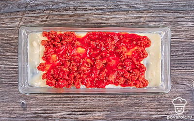 Тонким слоем выложите соус болоньезе на пасту