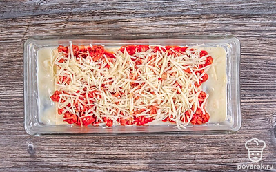 Посыпьте сверху тертым сыром.