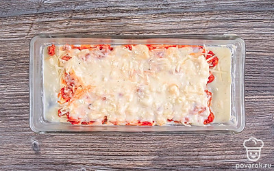 Снова полейте всё соусом бешамель и повторите вышеперечисленные слои.