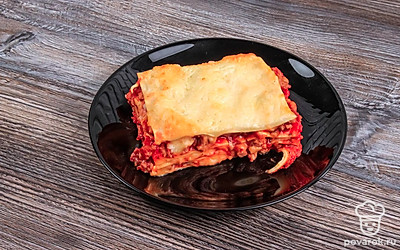 Отправьте лазанью в духовку выпекаться примерно на 30-40 минут. Готовую лазанью порежьте на порции. Приятного аппетита.