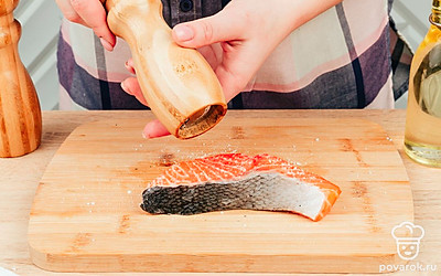 Обсушите обе стороны лосося бумажными полотенцами, посолите с обеих сторон по вкусу.