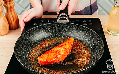 Разогрейте сковороду и обжарьте стейк с каждой стороны по 3-4 минуты.