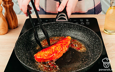 Полейте стейк соусом и доведите его до готовности.