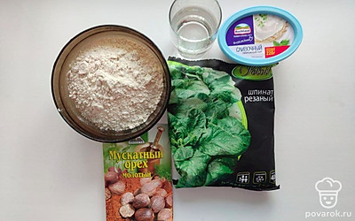 Помойте шпинат под проточной водой и нарежьте его на крупные кусочки, просейте муку, налейте воду в стакан.