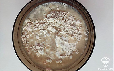 В заранее просеянную муку добавьте соль, тщательно перемешайте и в полученную смесь аккуратно вливайте воду, параллельно замешивая тесто до однородной консистенции.