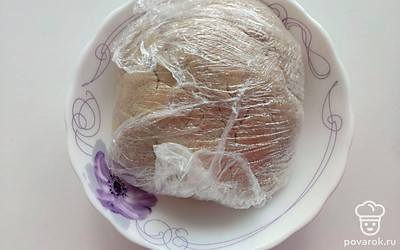 Готовое тесто накройте пищевой пленкой и уберите в холодильник на 30 минут - оно станет более равномерным и повысятся его вкусовые показатели.