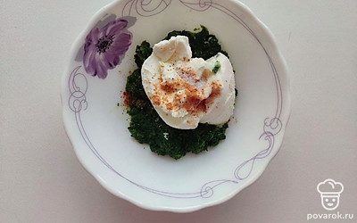 В сотейник с небольшим количеством кипящей воды добавьте шпинат и тушите 3 минуты. Шпинат должен приобрести консистенцию пюре. Для приготовления начинки смешайте в однородную массу творожный сыр, шпинат, соль и мускатный орех.