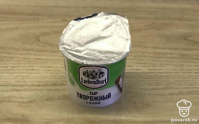 Творожный сыр смешайте с горчицей.