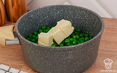 Слейте воду с горошка, добавьте сливочное масло.