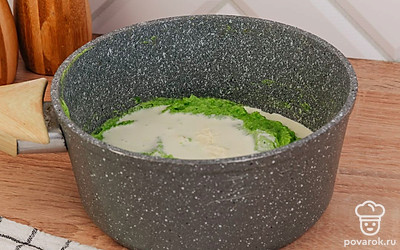 Взбейте блендером до однородного состояния. Залейте молоком, добавьте специи и взбейте все еще раз.