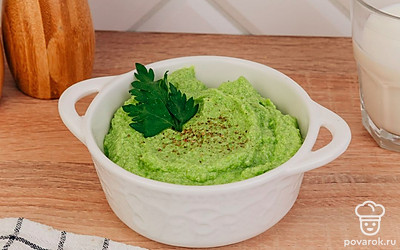 Подавайте гарнир украсив его веточками свежей зелени и черным перцем.