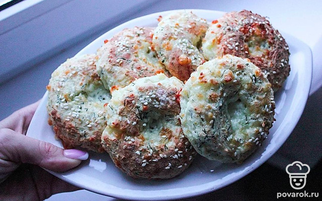 Творожно-сырные бублики с хрустящей корочкой — Рецепт с фото