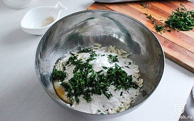 В миске смешайте творог, натертый сыр, яйцо, муку, разрыхлитель, соль, немного кунжута (1-2 ч. л.) и рубленую зелень.
