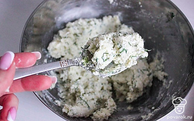 Перемешайте до однородной липкой массы. Руками сформируйте бублики, выложите их на противень, застеленный пергаментной бумагой или силиконовым ковриком. Сверху посыпьте бублики кунжутом.