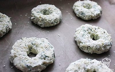 Заранее разогрейте духовку до 180 °С. Выпекайте бублики в духовке 20 минут до золотистой корочки.