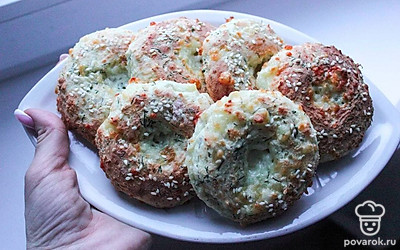 Подавайте к столу горячими, пока тянется сыр.