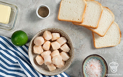 Каждый ломтик хлеба раскатайте скалкой до толщины примерно 0,2 см. Лайм промойте и разрежьте пополам, затем с помощью терки снимите цедру с лайма. Сливочное масло прогрейте до комнатной температуры и нарежьте кусочками. Извлеките мясо гребешков из раковин. Для этого разомкните створки раковин ножом и достаньте моллюска из раковины, потянув вверх. Рукколу промойте и просушите. Разогрейте пресс-гриль или вафельницу.