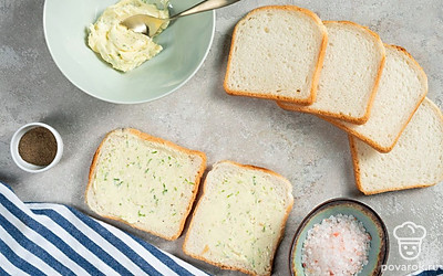 Подготовьте компоненты блюда. В миске смешайте сливочное масло, перец, соль и цедру лайма, все тщательно перемешайте до однородности. Каждый ломтик хлеба смажьте с одной стороны масляной смесью.
