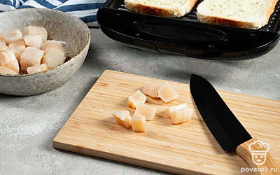 Приготовьте тост. Каждый гребешок нарежьте на 4 ломтика. На один ломтик хлеба положите морской гребешок и прижмите вторым ломтиком хлеба. Обжарьте тост на пресс-гриле или в вафельнице в течение 3-4 минут.