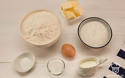 Заранее достаньте из холодильника сливочное масло, просейте муку с разрыхлителем и взбейте одно яйцо.