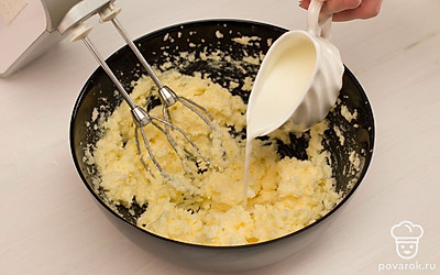 Размягченное сливочное масло соедините с сахаром и ванильным сахаром. Взбивайте миксером в течение 4-5 минут. Вбейте в массу яйцо и продолжайте взбивать еще несколько минут, затем, не прекращая взбивать, влейте тонкой струйкой молоко. Добавьте муку с разрыхлителем и хорошенько перемешайте тесто.