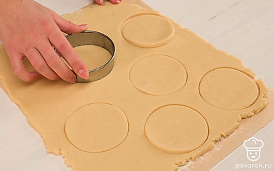 Рабочую поверхность подпылите мукой и раскатайте тесто в пласт толщиной 1 см. С помощью кружки или стакана вырежьте из теста кружочки.