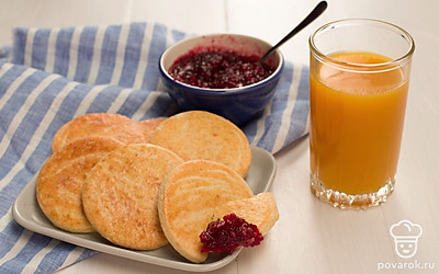 Слегка остудите коржики и подавайте.