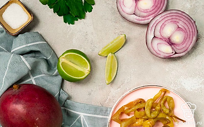 Манго, петрушку и мяту вымойте под проточной водой и обсушите на бумажных полотенцах. Красный лук почистите. Для подачи пожарьте медальоны из свинины.