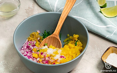 Приготовьте соус. В миску выложите кусочки манго, чили и лука, добавьте измельченную зелень, полейте соком лайма, посолите по вкусу и перемешайте.