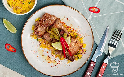 Острый соус сальса из манго выложите в небольшую пиалу, розетку или соусник. Подайте к столу с медальонами из свинины.