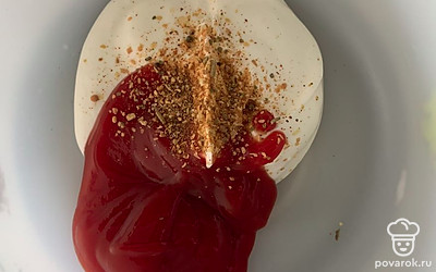 Соедините сметану, кетчуп, специи и соль.