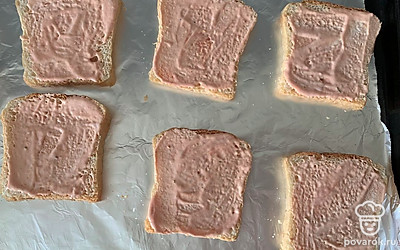 Кусочки хлеба намажьте соусом.